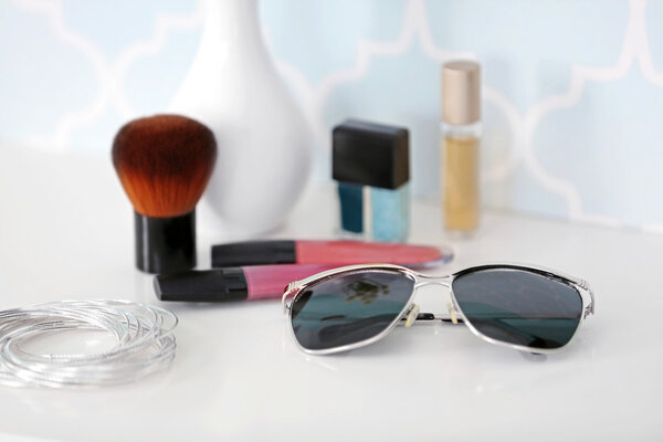 Косметический набор на столе
