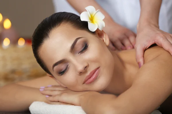 Massage im Wellnessbereich — Stockfoto