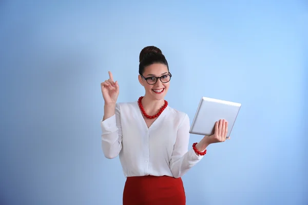 Bonito jovem segurando tablet — Fotografia de Stock