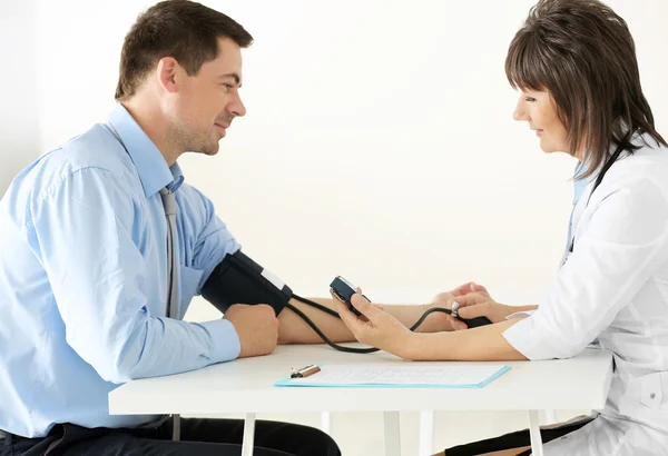 Female Doctor Measuring Man Blood Pressure Tonometer — Stock Photo, Image