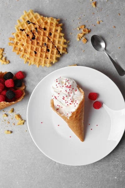 Dessert in Eistüte — Stockfoto