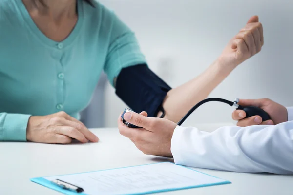 Doctor measuring pressure — Stock Photo, Image