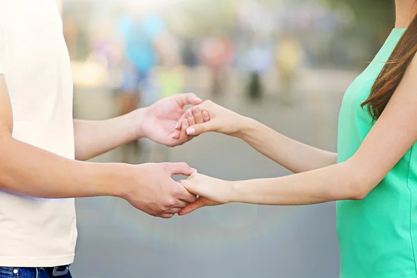 Coppia tenendosi per mano — Foto Stock