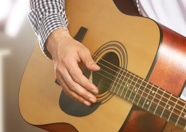 Człowiek gra na gitarze akustycznej — Zdjęcie stockowe