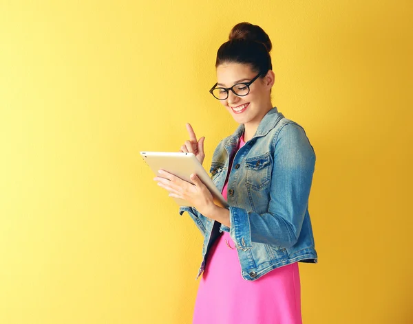 Cute young woman holding tablet — Stock Photo, Image