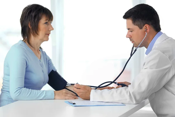 Médico Masculino Que Mide Presión Arterial Mujer Con Tonómetro — Foto de Stock