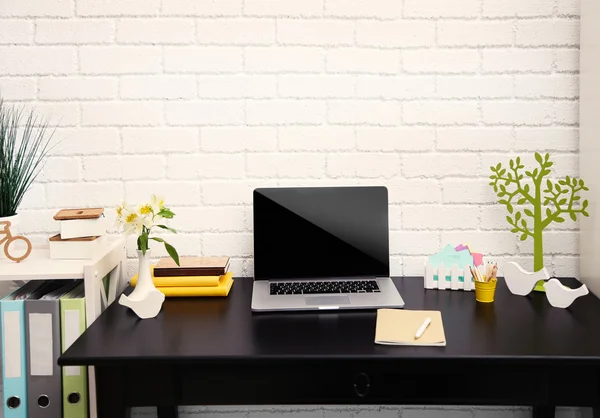 Stijlvolle werkplek met laptop — Stockfoto