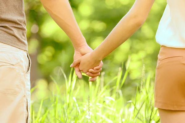 Pareja cogida de la mano — Foto de Stock