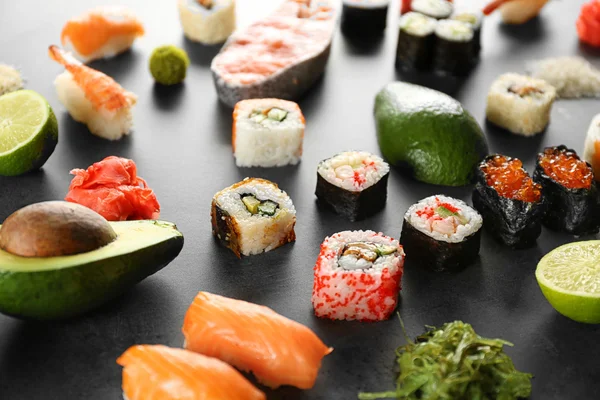 Суши и ингредиенты — стоковое фото