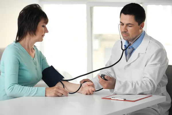 Male Doctor Measuring Woman Blood Pressure Tonometer — Stock Photo, Image