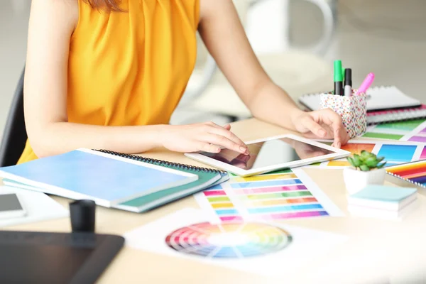 Mujer usando tableta —  Fotos de Stock