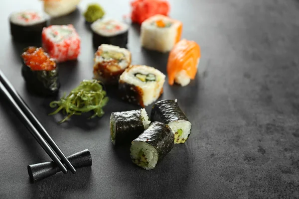 Zestaw sushi i pałeczki — Zdjęcie stockowe