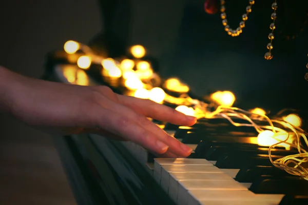 Femme jouant du piano — Photo