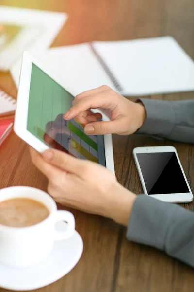 Vrouwelijke handen met Tablet PC — Stockfoto