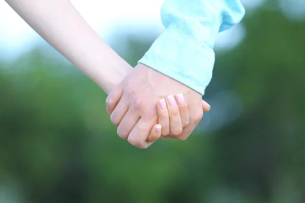 Pareja cogida de la mano — Foto de Stock