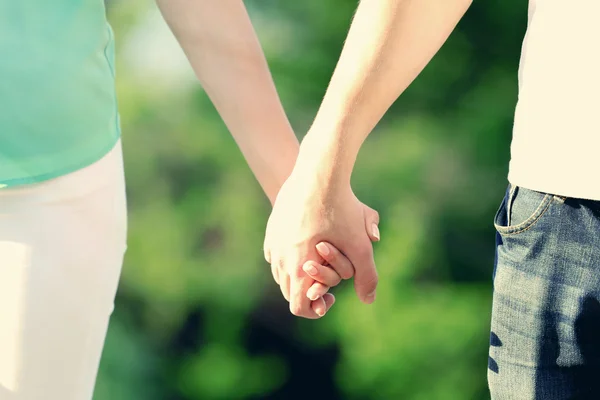 Paar hand in hand — Stockfoto