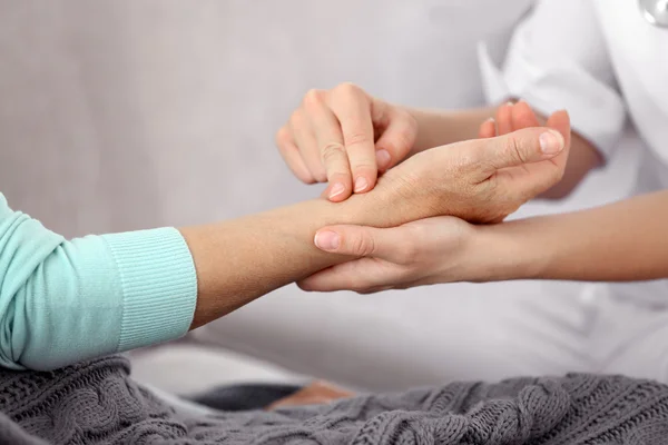 Doctor measuring pulse — Stock Photo, Image