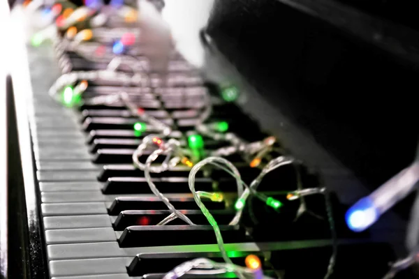 피아노에 크리스마스 불빛 — 스톡 사진