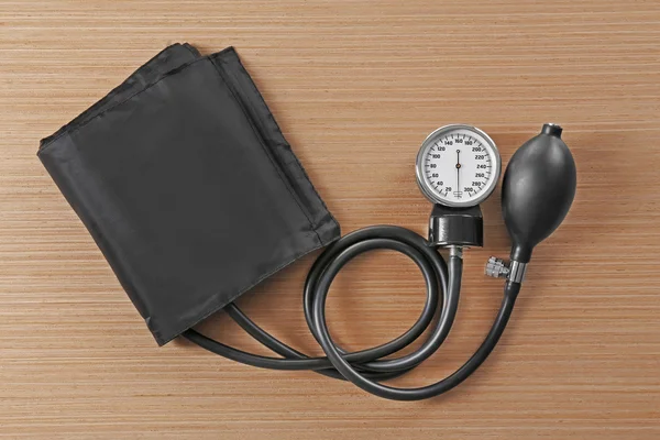 Tonometer na mesa de madeira — Fotografia de Stock