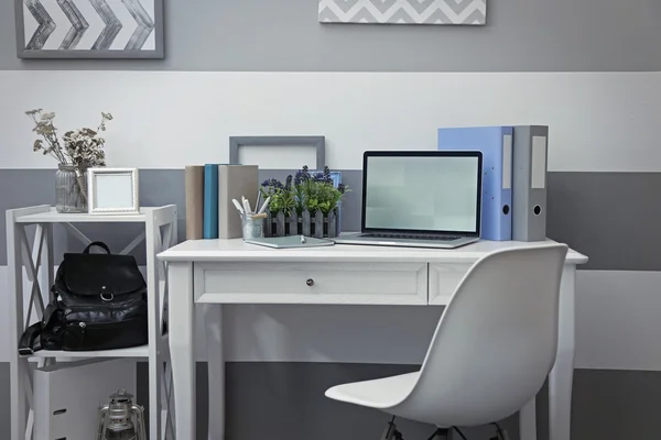 Elegante lugar de trabajo con portátil —  Fotos de Stock