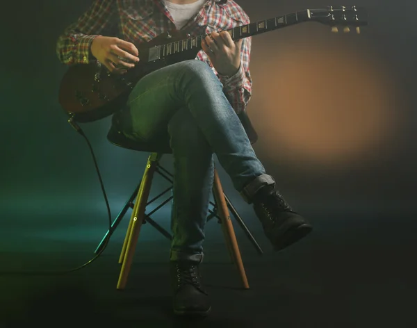 Uomo che suona la chitarra elettrica — Foto Stock