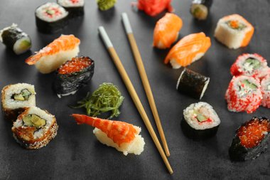 Sushi seti ve yemek çubukları 
