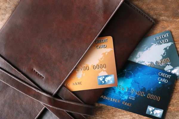 Creditcards in lederen portefeuille — Stockfoto