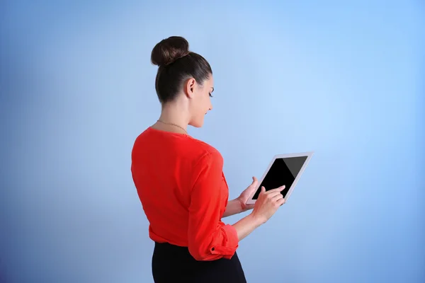 Cute young woman holding tablet — Stock Photo, Image