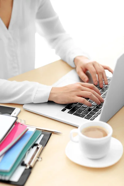 Vrouw typen op laptop — Stockfoto