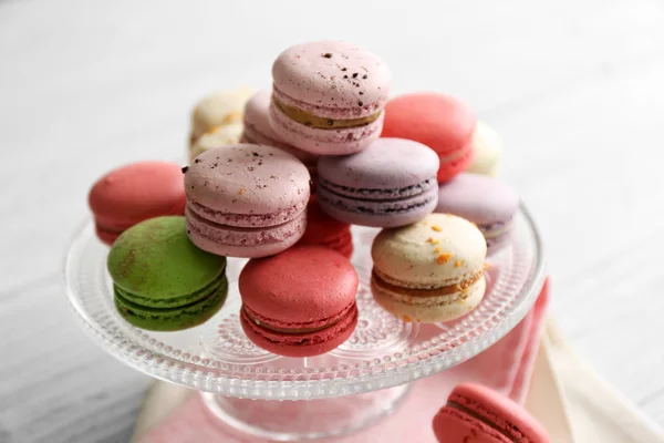 Macaroons saborosos coloridos em vidro — Fotografia de Stock