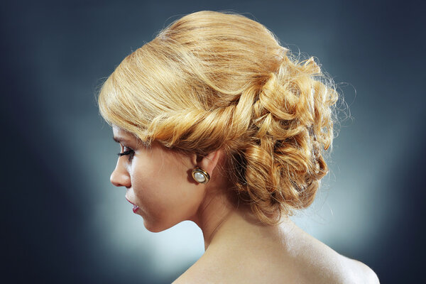 молодая женщина с элегантной прической
 