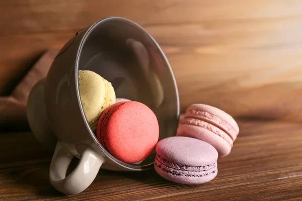 Chutné macaroons a pohár — Stock fotografie