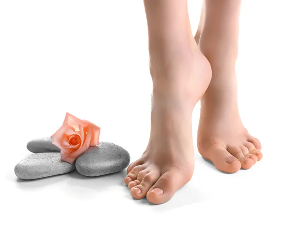 Vrouwelijke voeten met spa stenen — Stockfoto