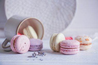 Lezzetli macaroons ve Kupası