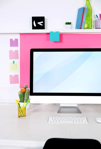 Posto di lavoro elegante con il computer — Foto Stock