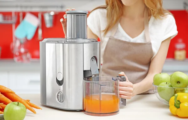 Girl making juice — Stock Photo, Image