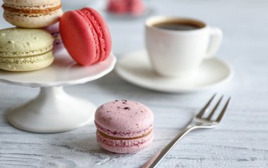 Lezzetli acıbadem kurabiyesi ve çatal