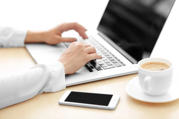 Woman typing on laptop — Stock Photo, Image