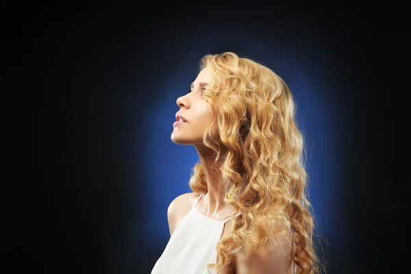 Jovem mulher com cabelo loiro — Fotografia de Stock