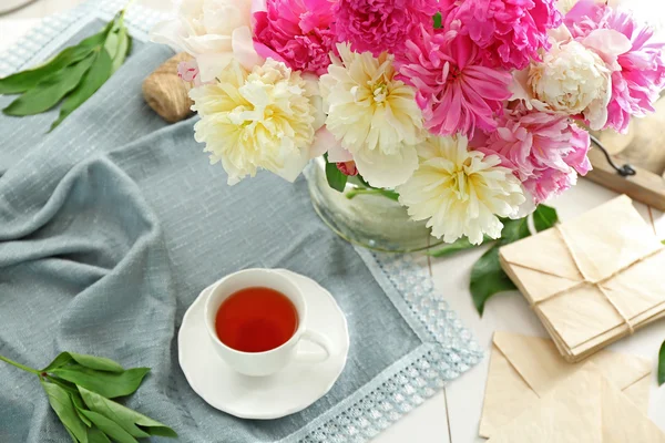 Peony flowers and cup of tea — Stock Photo, Image