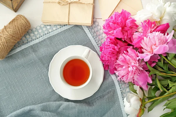 Peony flowers and cup of tea — Stock Photo, Image