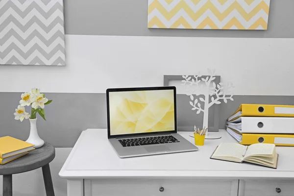 Elegante lugar de trabajo con portátil en casa — Foto de Stock