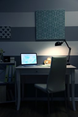 Dizüstü bilgisayar ile şık işyeri