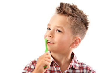 Yakışıklı beyaz izole diş fırçası ile