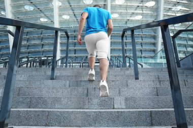 merdivenlerde koşan adam