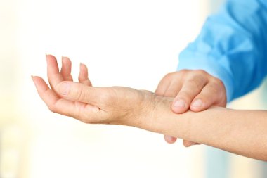 Doktor nabız ölçme