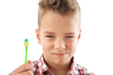 Yakışıklı beyaz izole diş fırçası ile