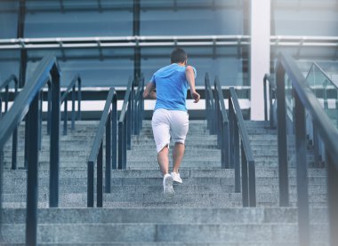 merdivenlerde koşan adam