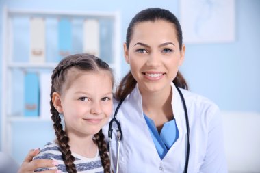 Sevimli kız bir doktor ziyaret