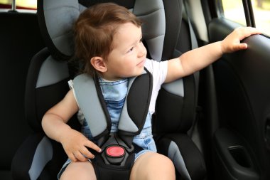 Bir araba Emanet sandalyede oturan çocuk